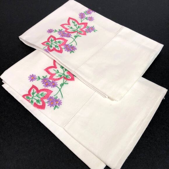 Vintage Pillowcase Set Embroidered Flowers Leaves Boho 19 x 30 Queen White - Picture 1 of 13